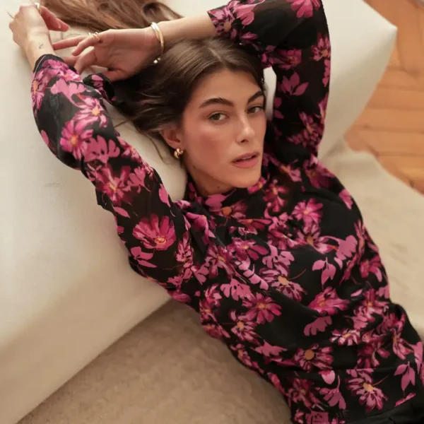 Blusa a fiori con laccetto sul retro